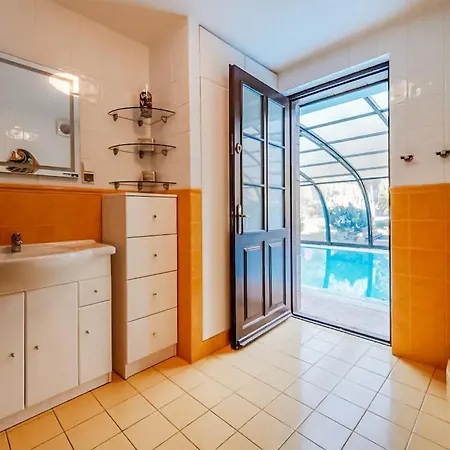 Pet Friendly In With Kitchenette Holiday home